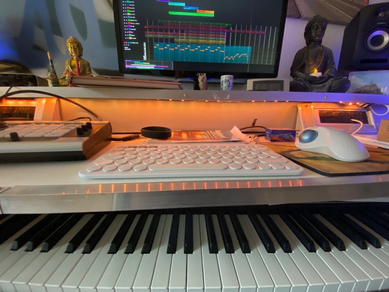 Header in omnes partes-Klangatelier